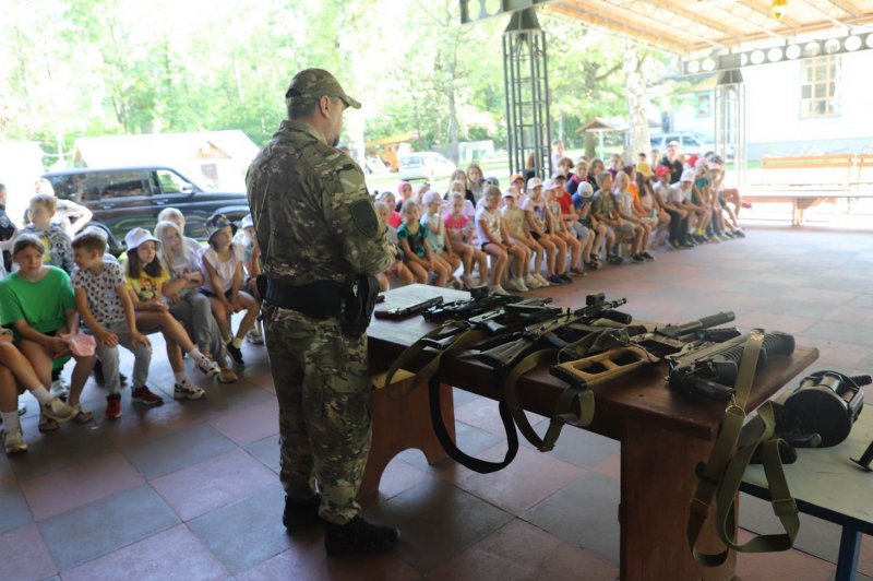 В Спасском районе сотрудники полиции совместно с Общественным советом при УМВД России по Рязанской области провели встречу с ребятами, отдыхающими в детском лагере «Орбита»